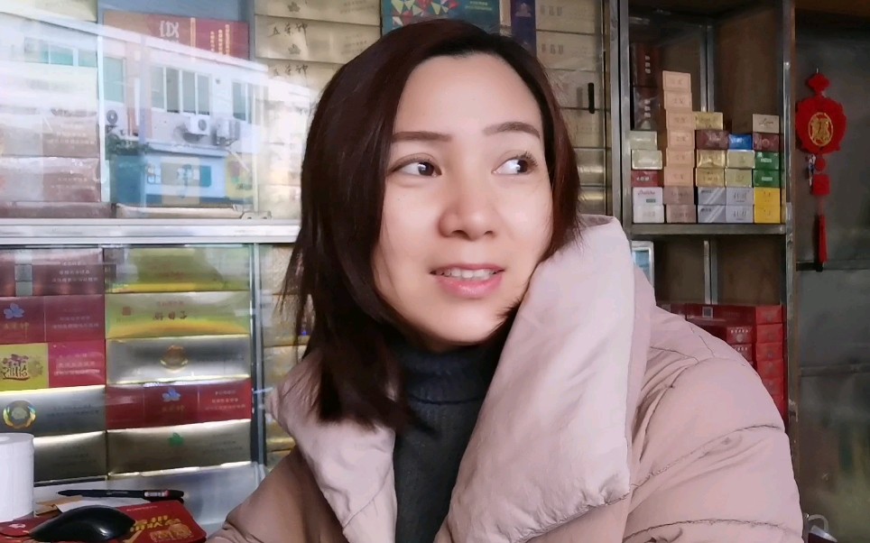 烟酒便利店,新年第一星期到货有点晚,老板娘咋那么急等货?