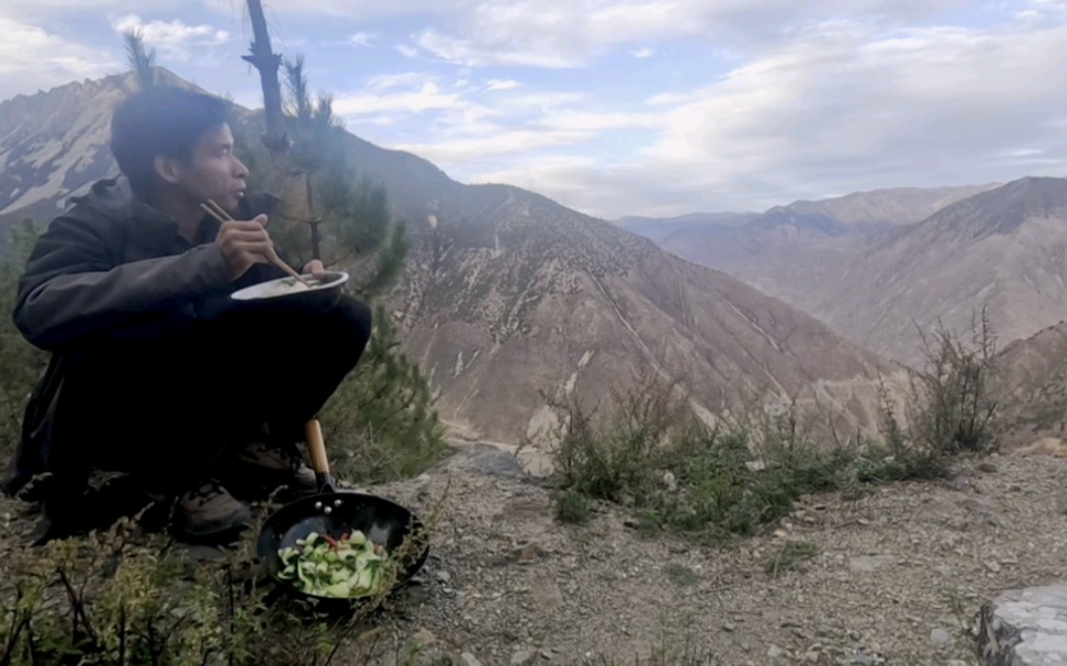 [图]骑行爬觉巴山累得精疲力尽，傍晚找到一处看风景的好地方露营做饭吃