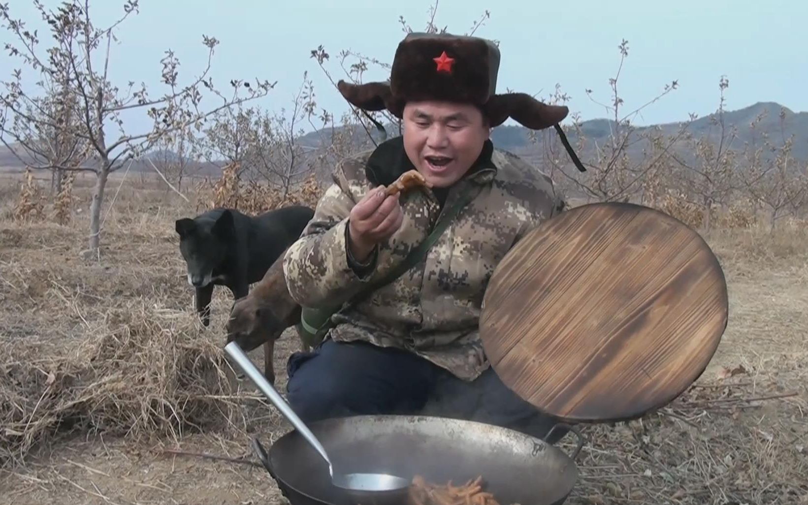 农村大锅哥,今天在果园用秘方炖了锅鸡爪子,味美