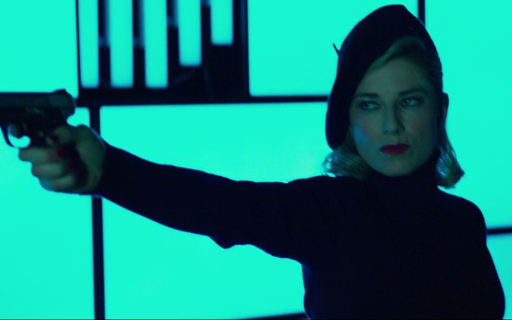 性感紧身贝雷帽女反派女杀手被消灭