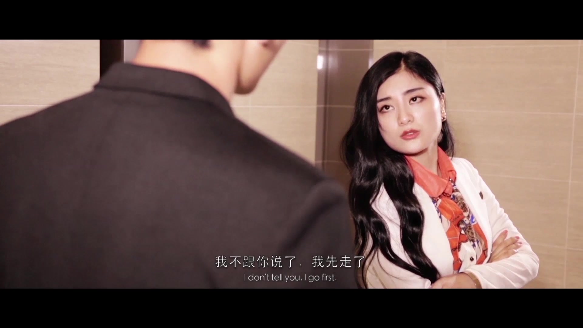 性感女秘书看到新来女员工披着男上司衣服衣衫不整睡觉,顿时大怒