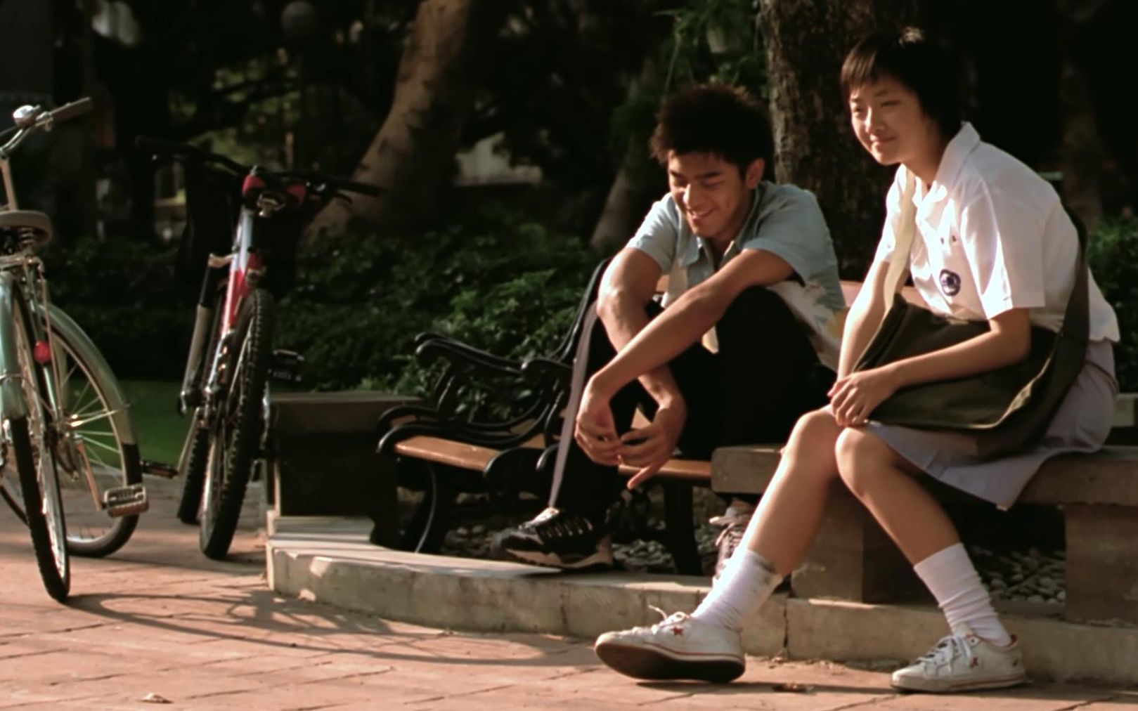 嘟小d解说 十七岁那年 校园里 男孩飘扬的花衬衫 牵动着她和她