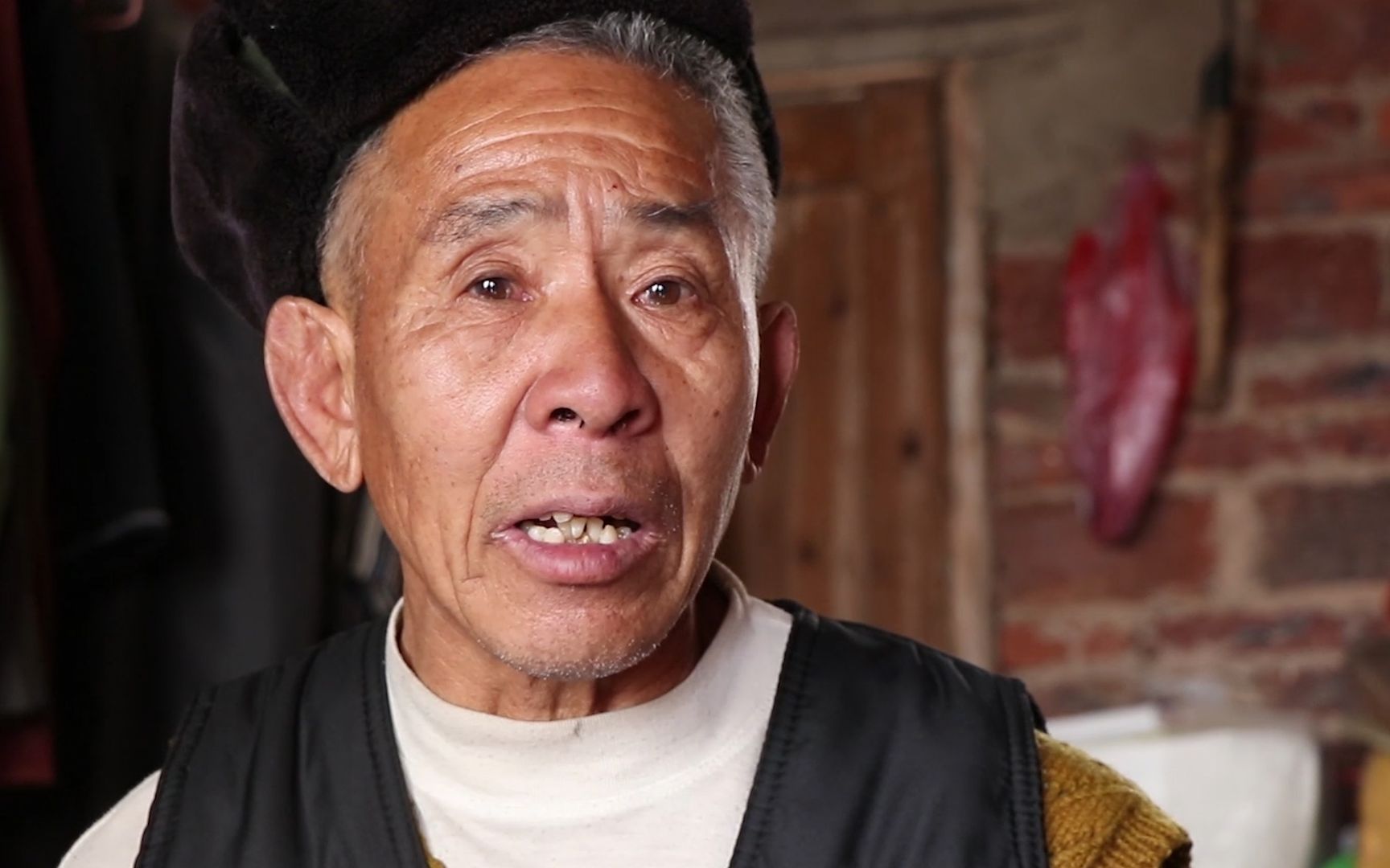 白发老人含泪告诫年轻人,这就是一辈子没房的后果