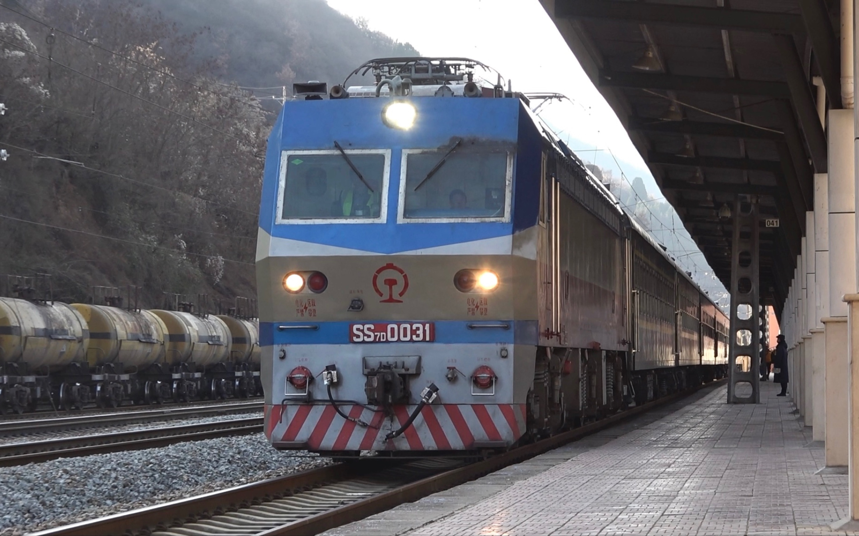 (库存)ss7d-0031牵引6064次凤县站一道停车