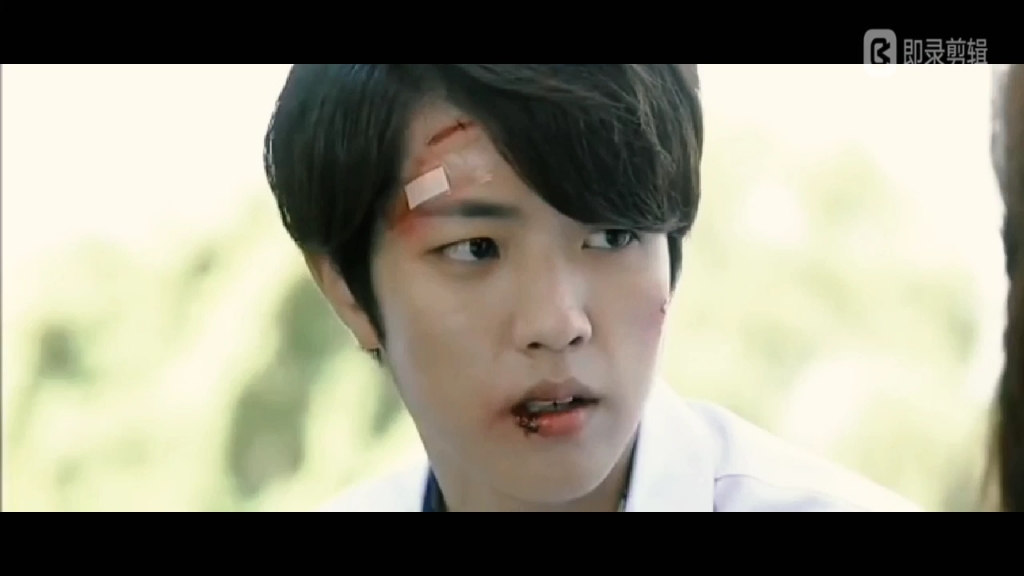 黄成烈感受天堂高中的冰山学长带来的压迫感吧