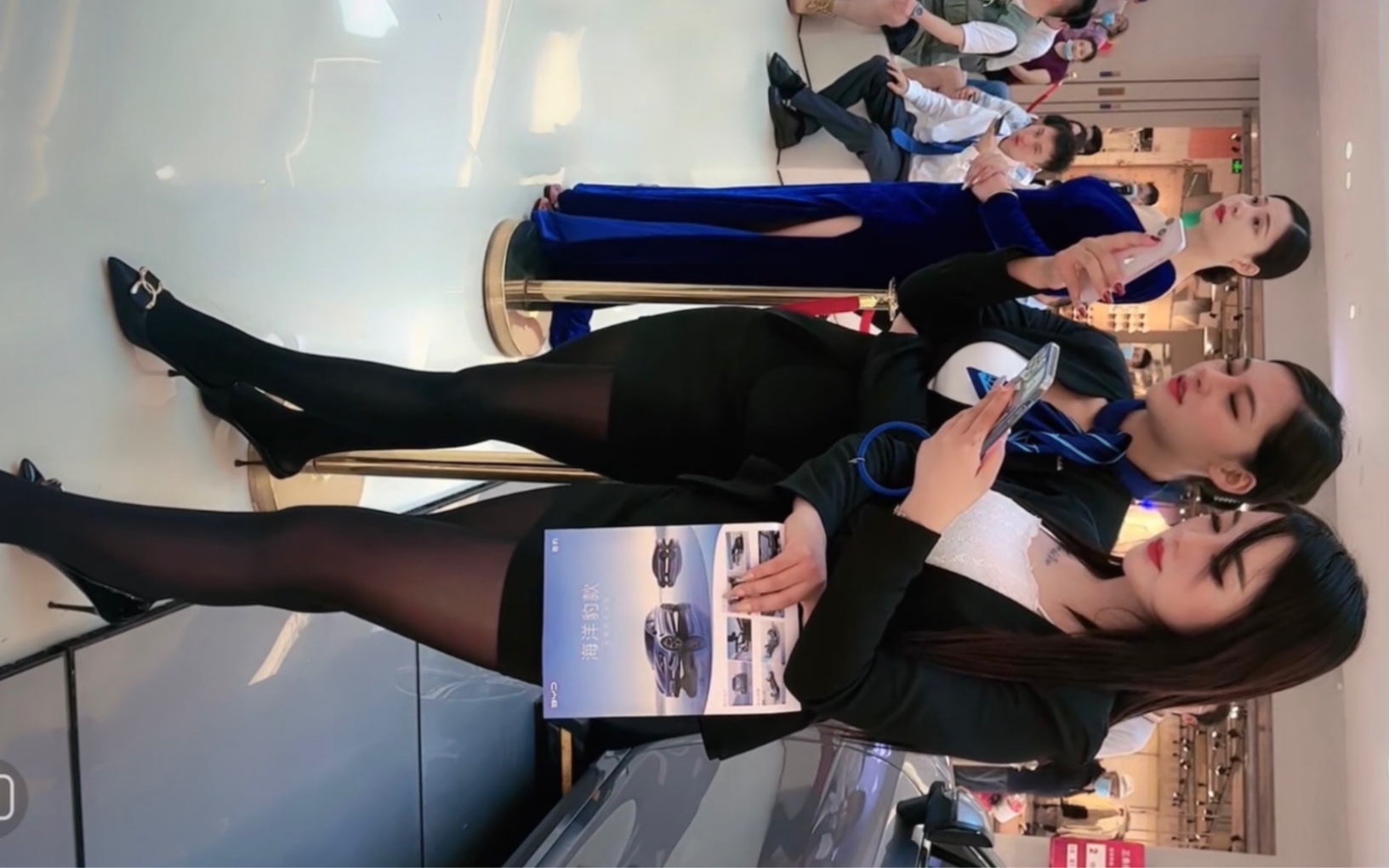 两位汽车销售美女带你去看司仪小姐姐