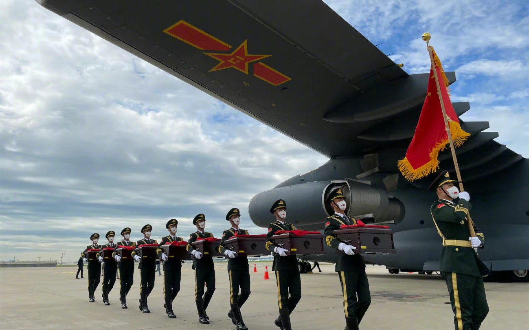 运20载着志愿军烈士遗骸降落在沈阳,歼11b护航,致敬所有烈士们,让我们