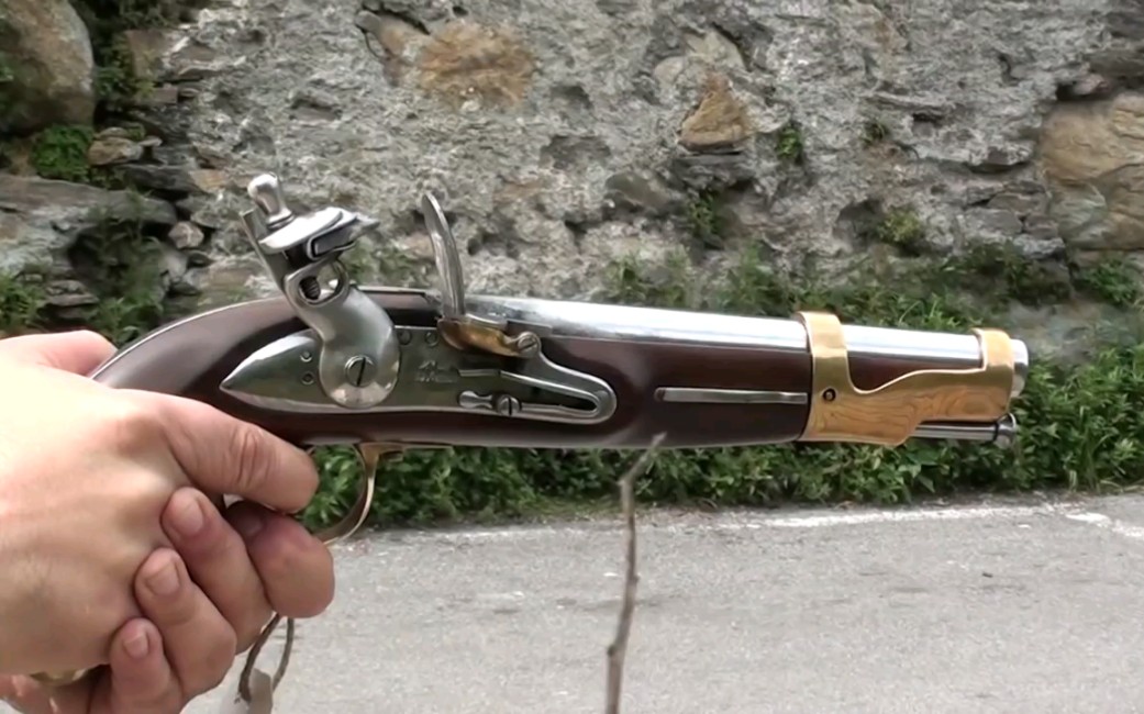 法兰西第一帝国的掌心雷——共和九型燧发手枪
