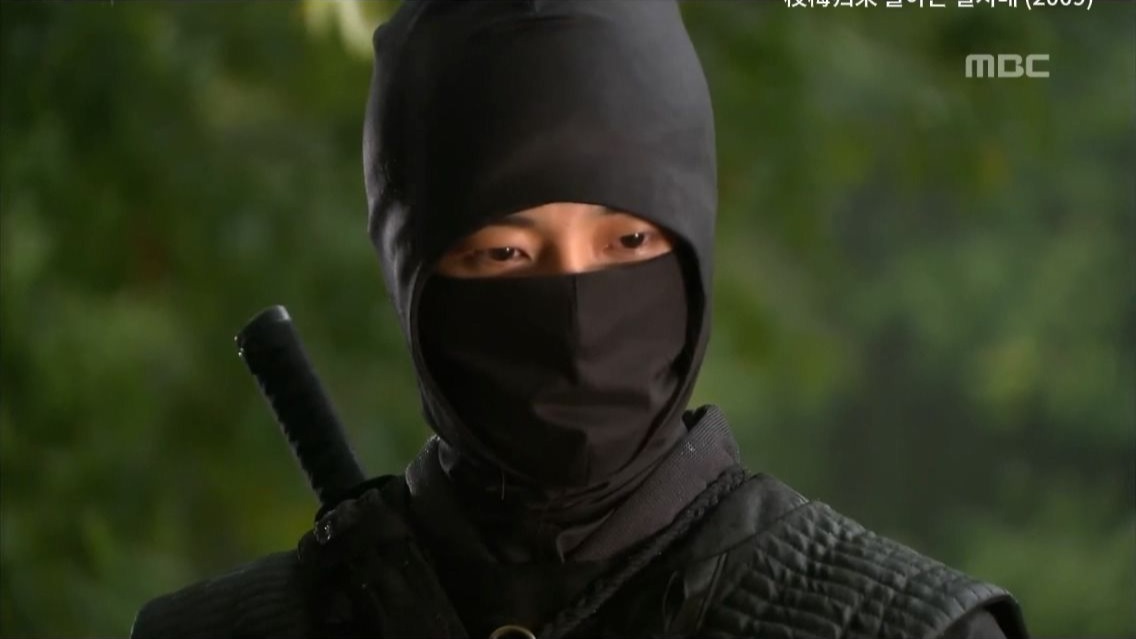 拦路抢劫的盗贼被蒙面人反打劫