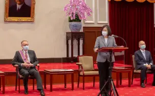 Download Video: 蔡英文亲自颁勋章感谢郦英杰，民进党当局对美彻底效忠