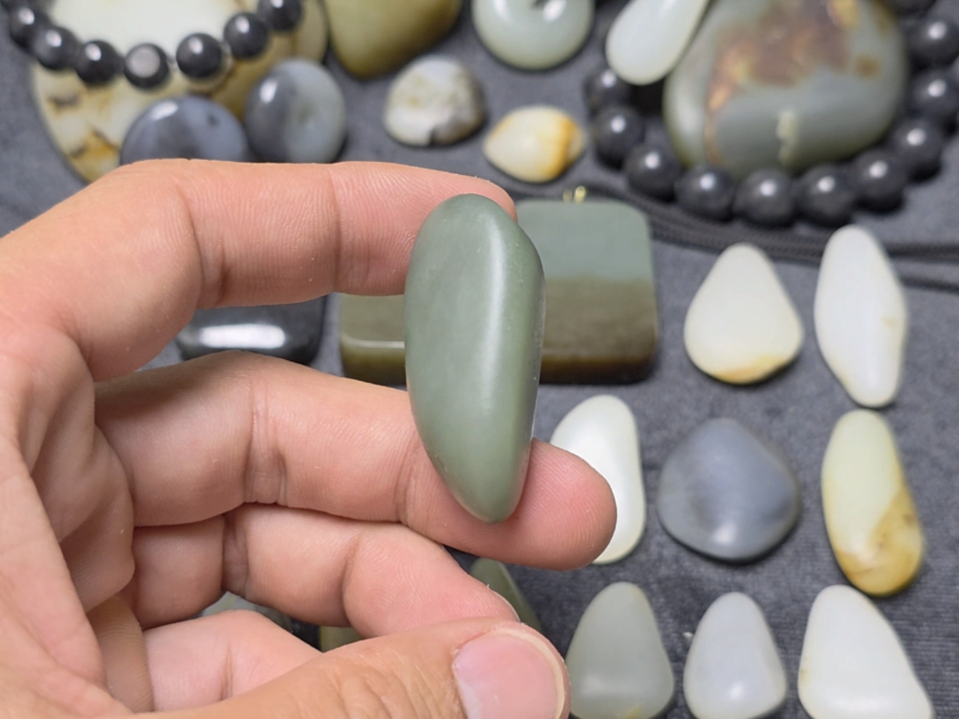 一块和田玉籽料原石挂件,或则直接上雕工