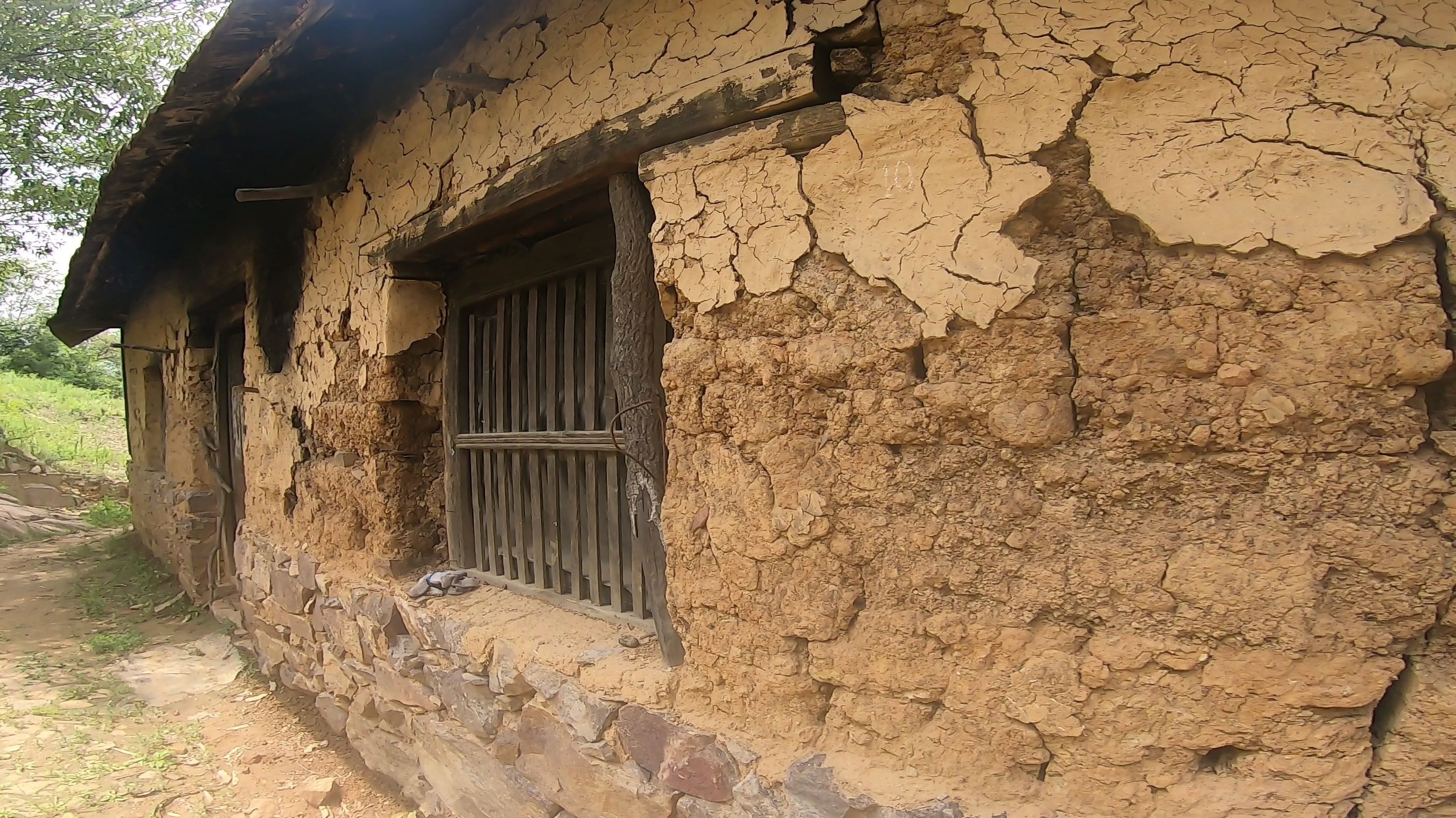 远离景区游客的嵩山深处,偶遇两座土瓦房,城市人想住却很难.