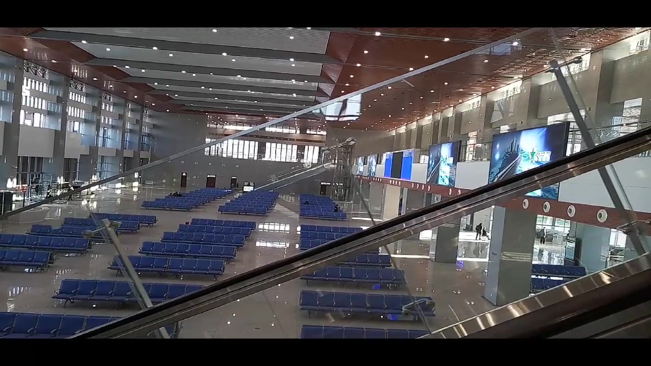 承德南站扶梯运行京沈高铁