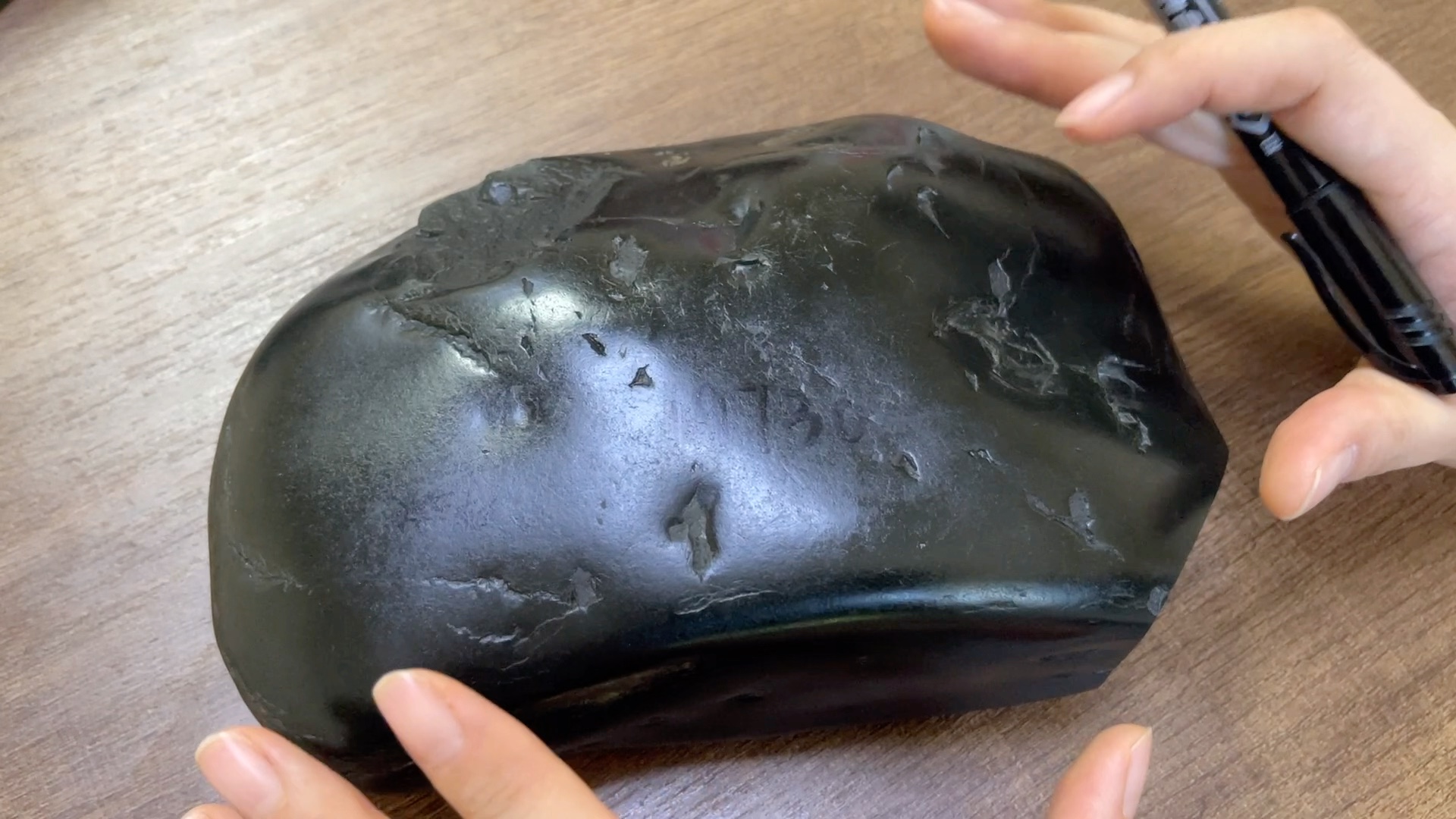 再收一块黑青籽料原石,"黑羊脂"的冒油度就是好