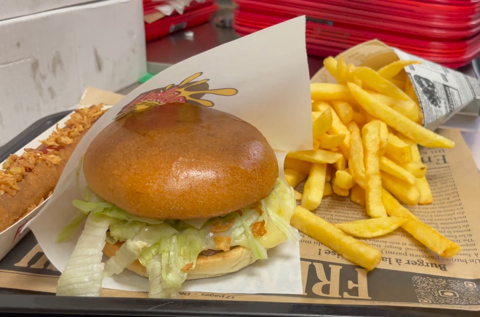 法国街头的比利时薯条汉堡:美食的奇妙交融