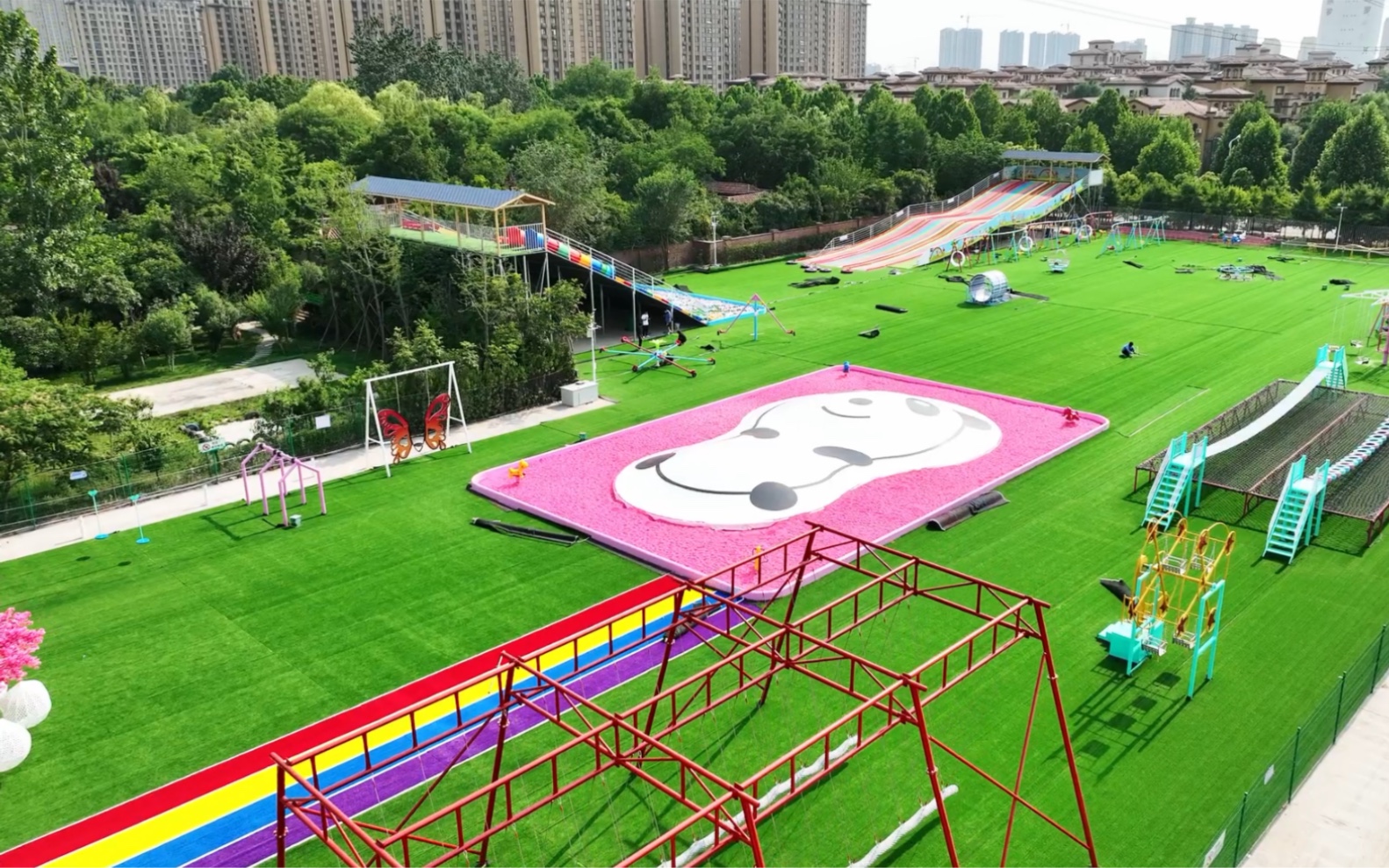 奥帕拉拉15万平的无动力游乐场草坪铺设完毕端午节盛大开业发发发草皮