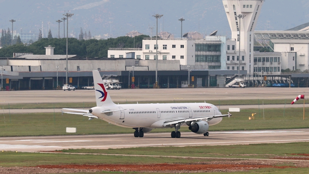 东方航空a321滑行起飞