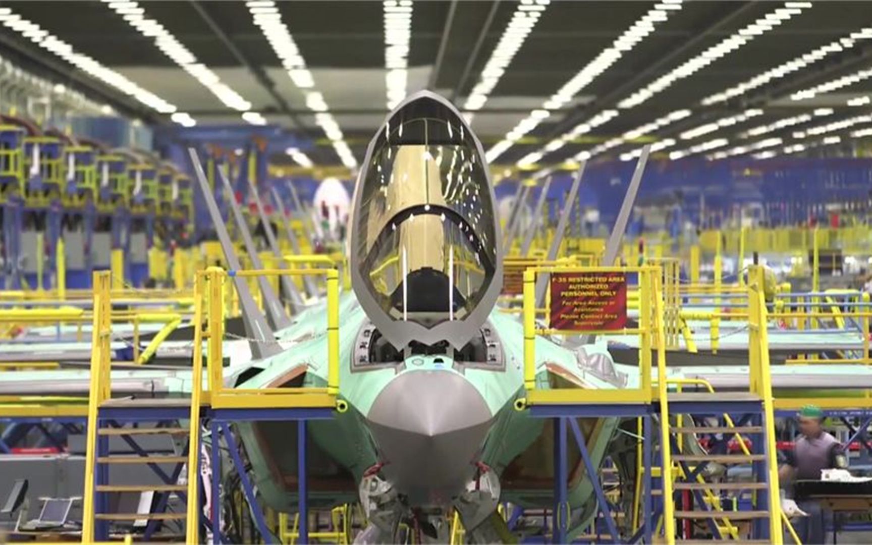 f35战斗机一望无际的生产线,既有质量优势,又有数量优势