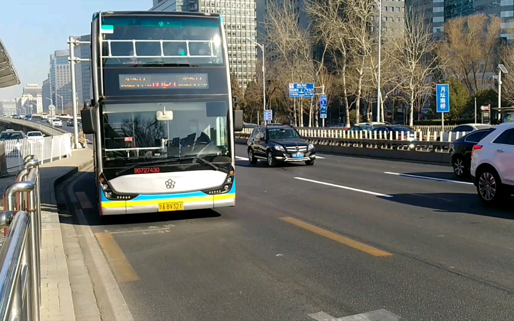 线路已改号北京公交最后的特12路内环现200内环车辆进出站视频