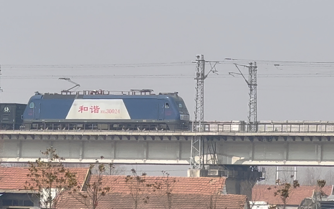 【瓦日线】济局西段hxd30024牵引货列通过厦门路前往日照南站