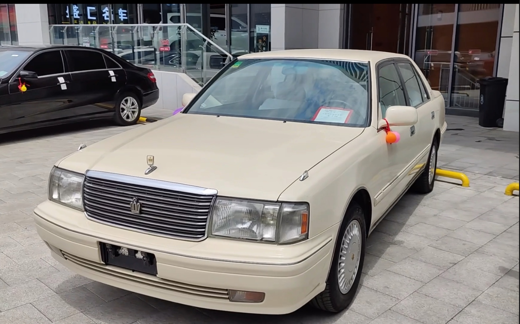 95年的老皇冠,车主很爱惜跟新车一样,及具收藏价值!