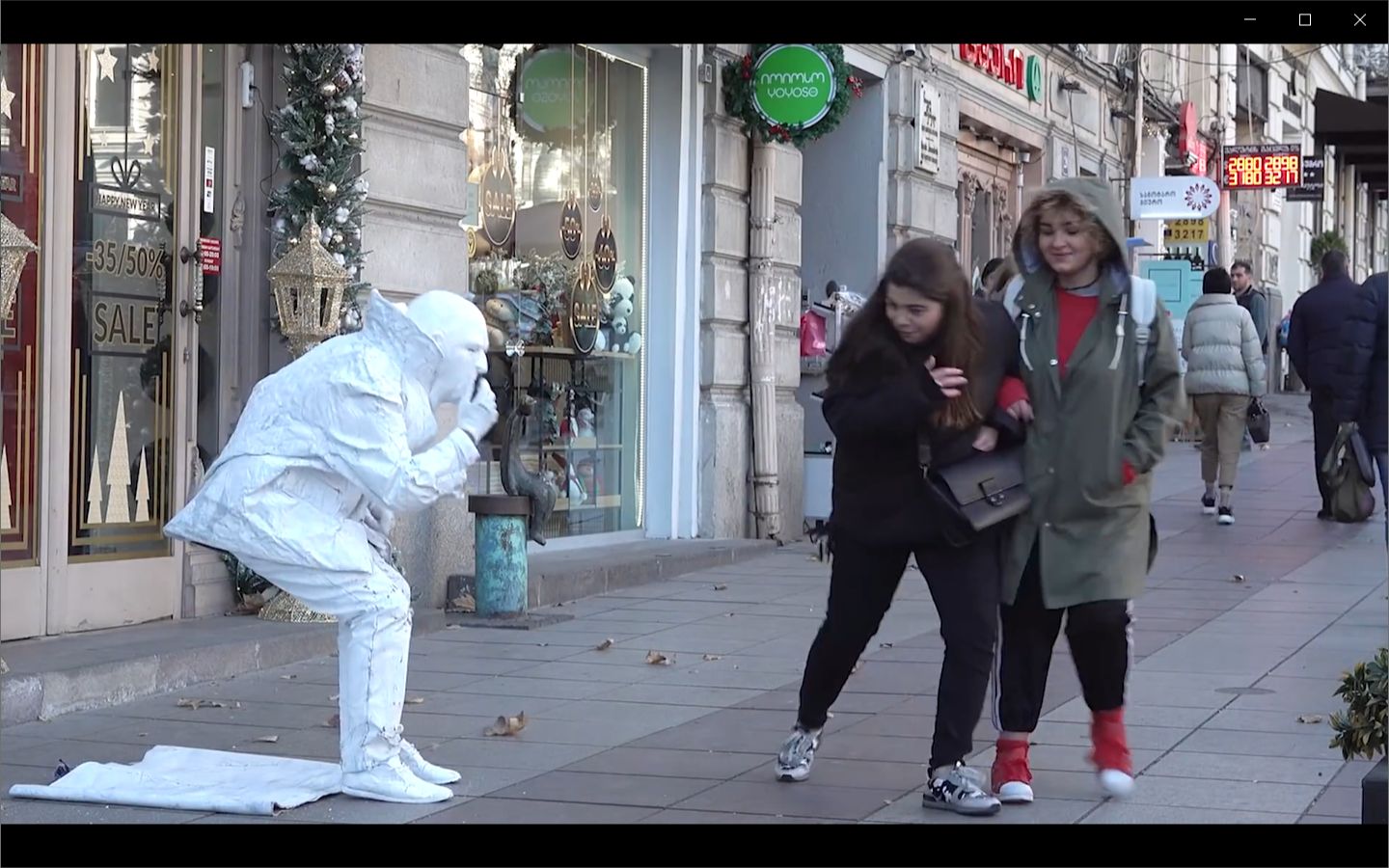 欧洲街头整蛊装白色雕像路人经过时突然打喷嚏看看能吓到多少人