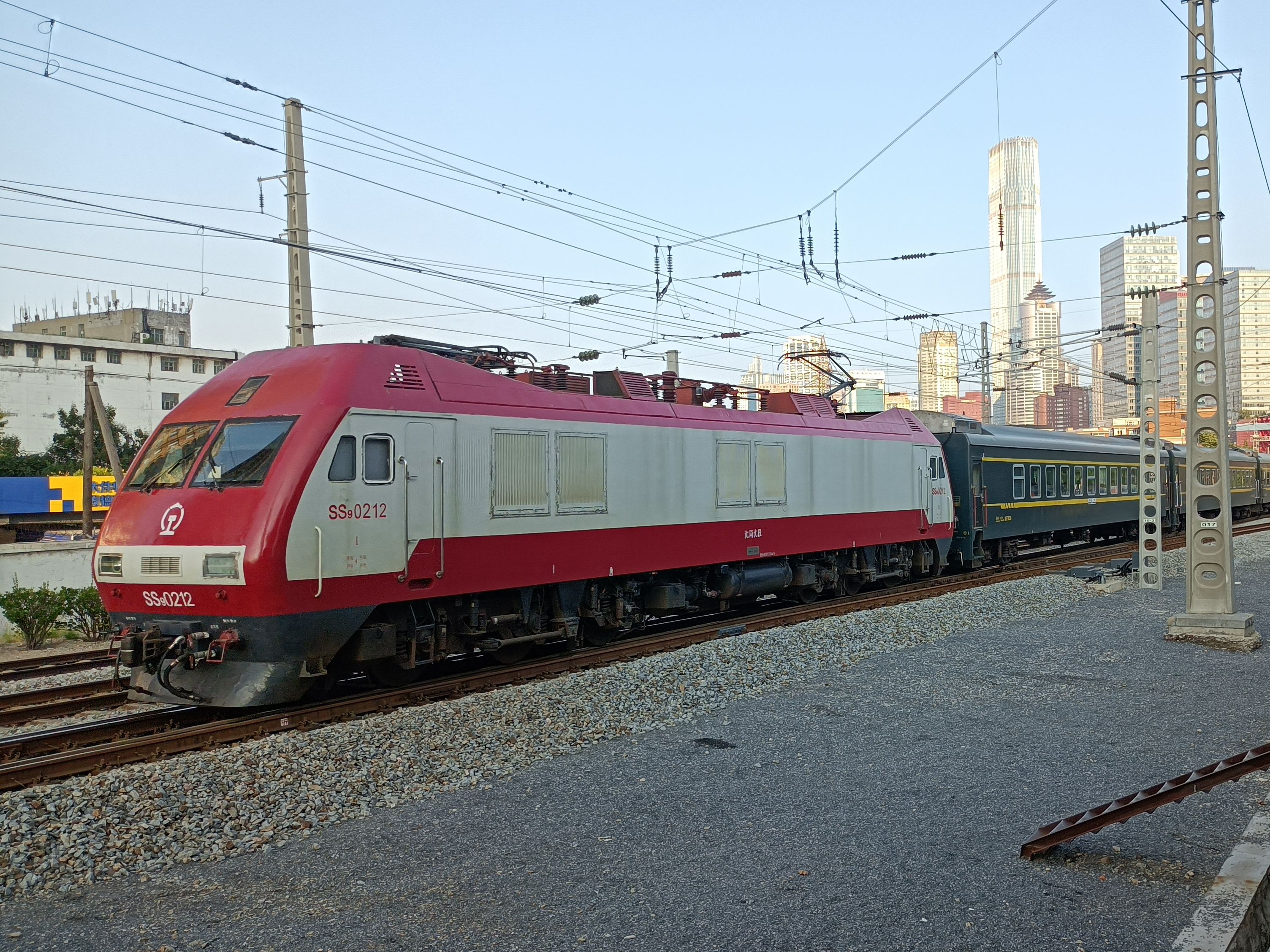 ss9 0212牵引k549次列车(沈局最大号ss9)