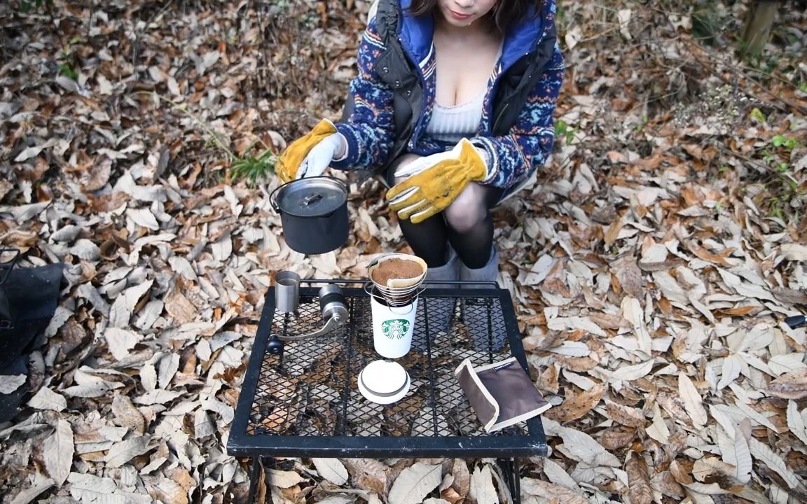 野外生存——小姐姐独自在丛林里露营过冬,制作美味的食物哔哩哔哩bilibili