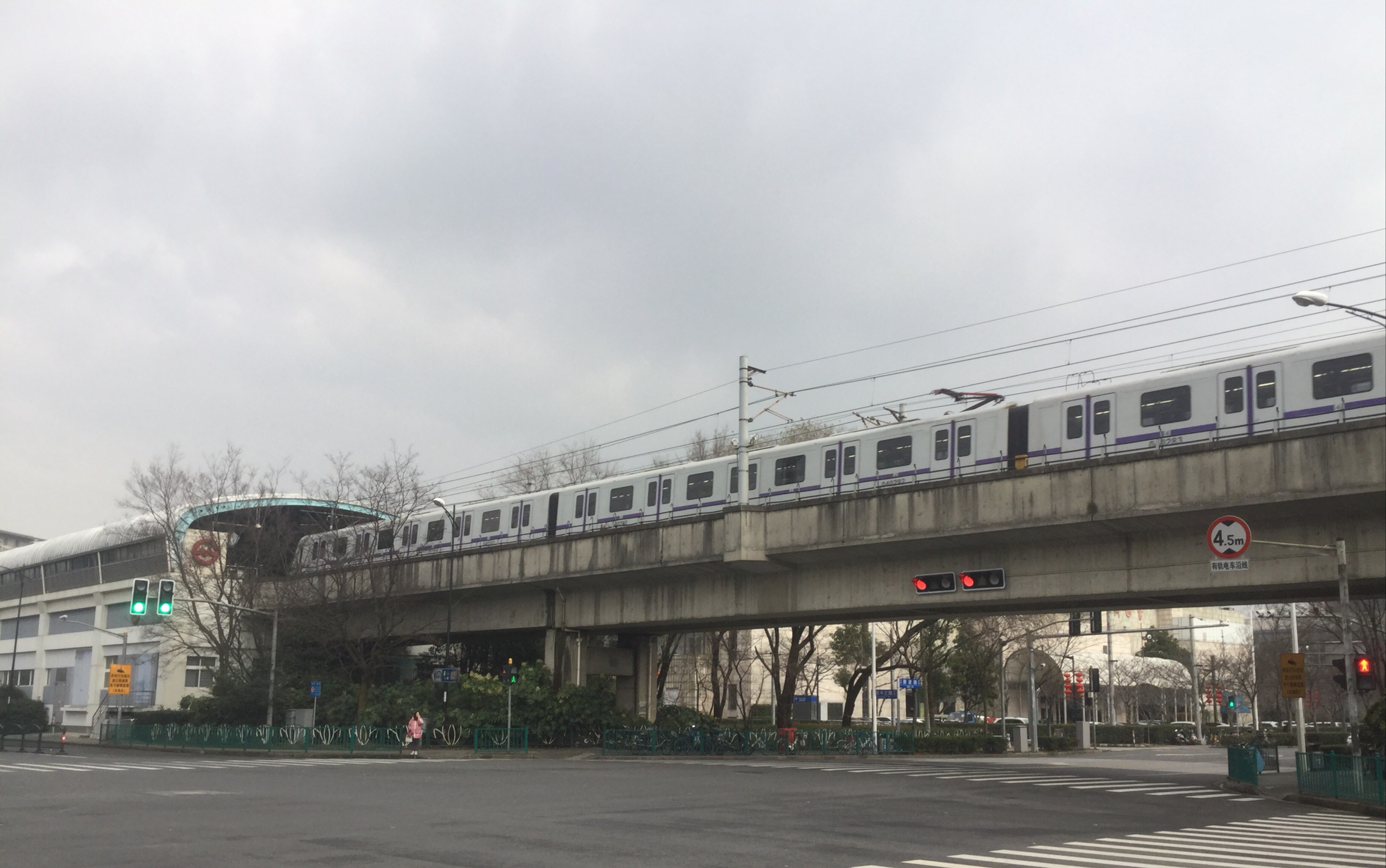 上海地铁4号线奶嘴405当实训车老张江高科站进出站