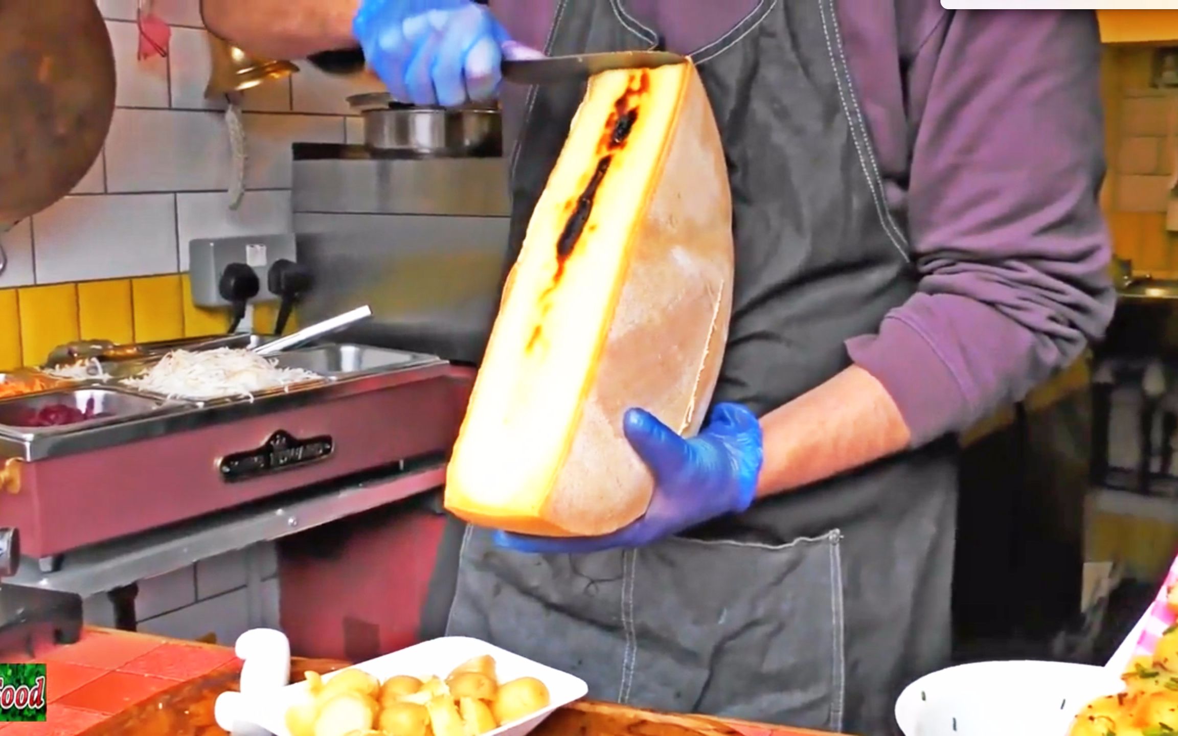 现烤拉可雷特干酪配小土豆鸡蛋和酸黄瓜超级好吃的伦敦街头美食