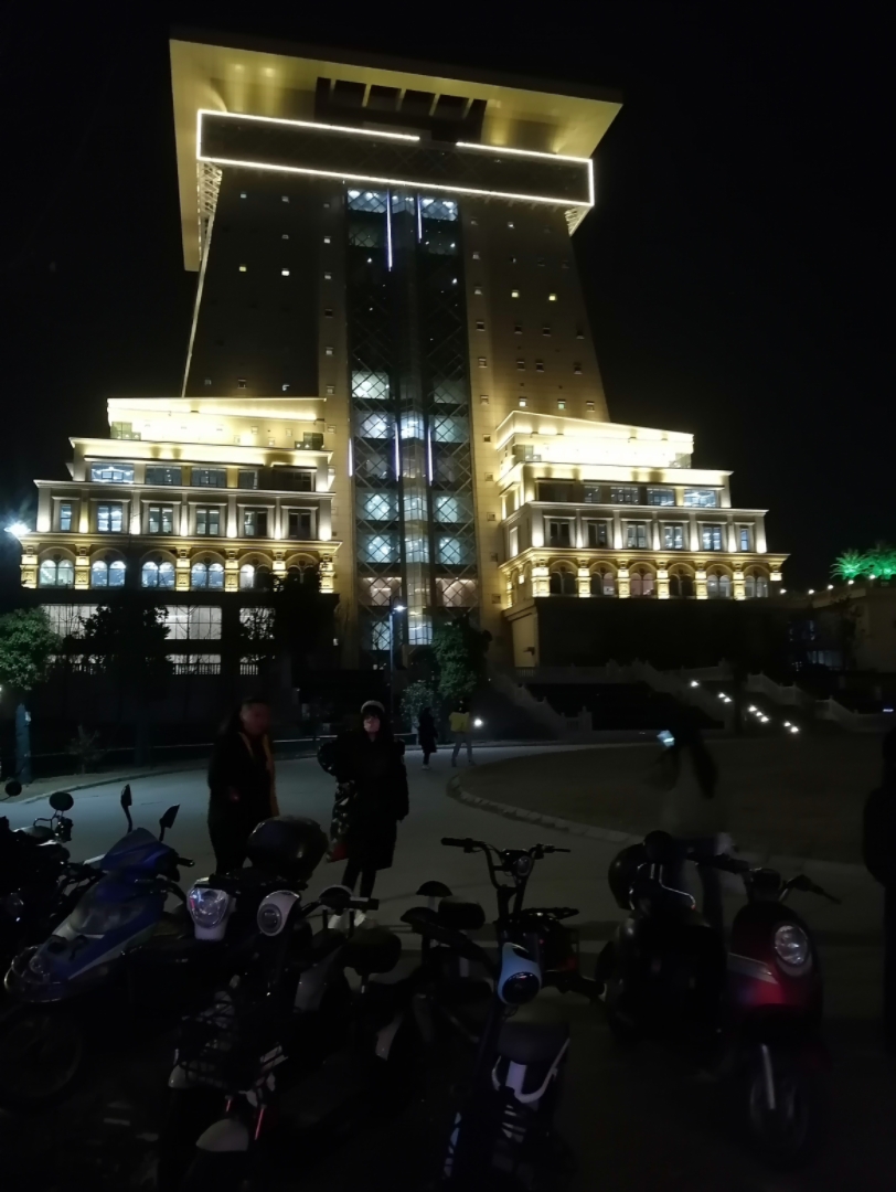 郑州西亚斯学院的夜景很美