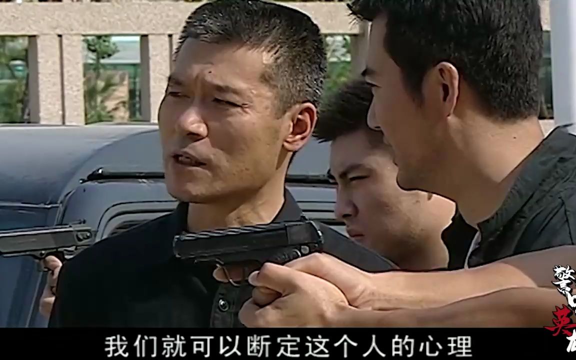 警中英雄:女司机被绑架,故意闯红灯引起警察注意,成功报警自救