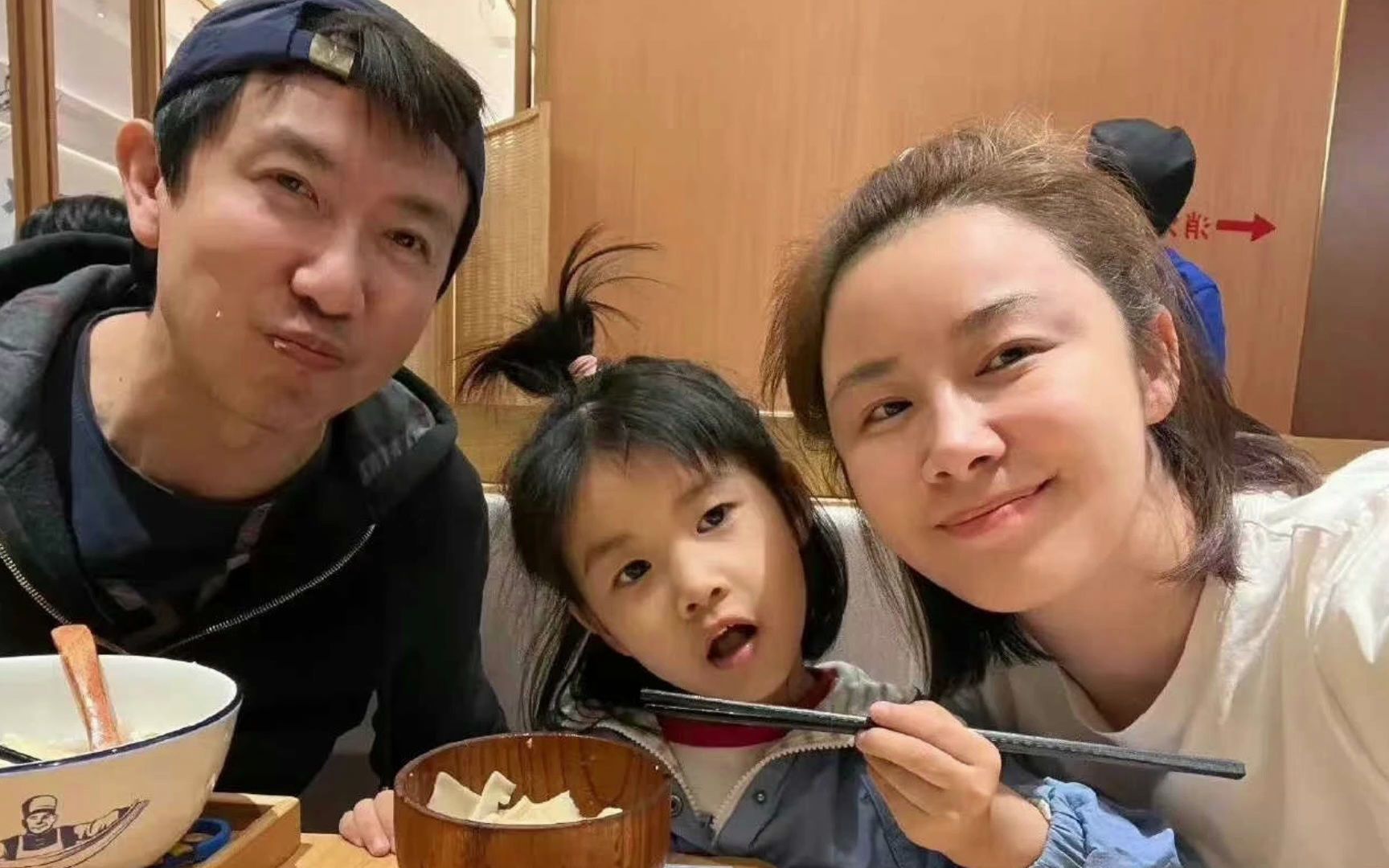 梅婷前夫鄢颇表白小15岁老婆 首度曝光俩人婚纱照