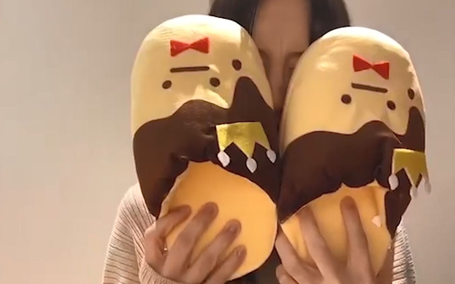 中字买国王布丁拖鞋抽到456小卡后狂喜乱舞的松井玲奈