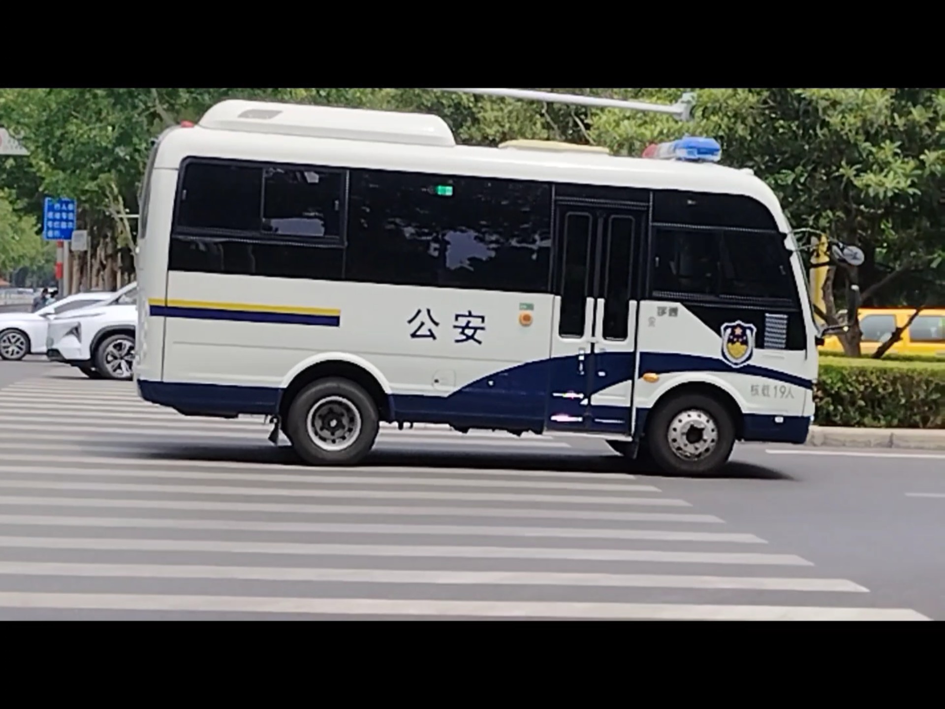 公安宇通巴士首现