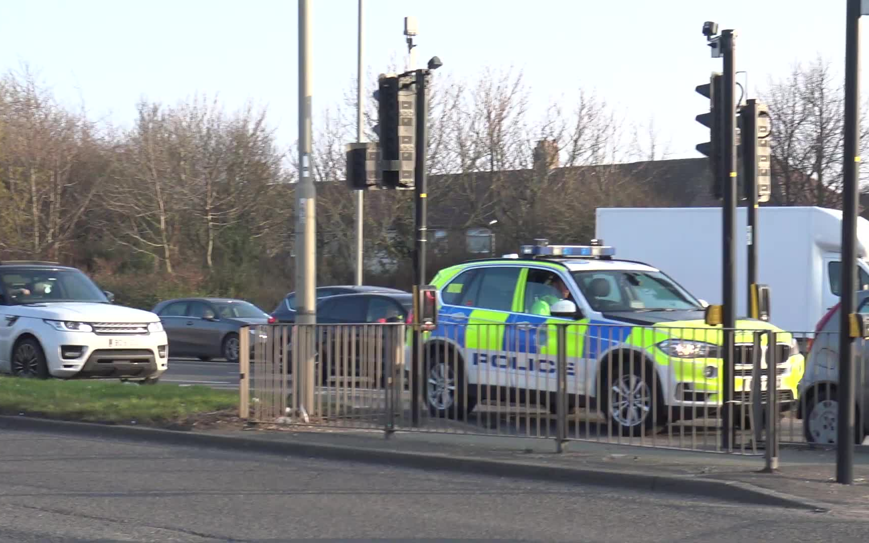 英国持枪警车和道路执法组警车联合追捕违章摩托