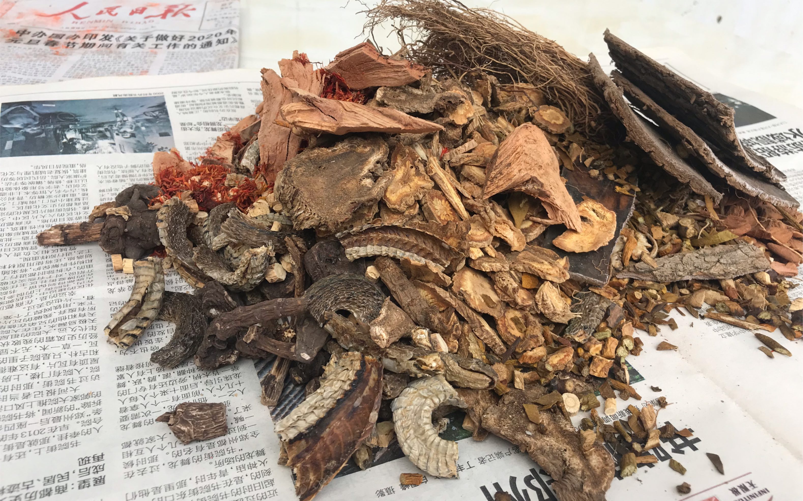 传统手工熬制一锅黑膏药,传承中医传统文化,中医当自强!