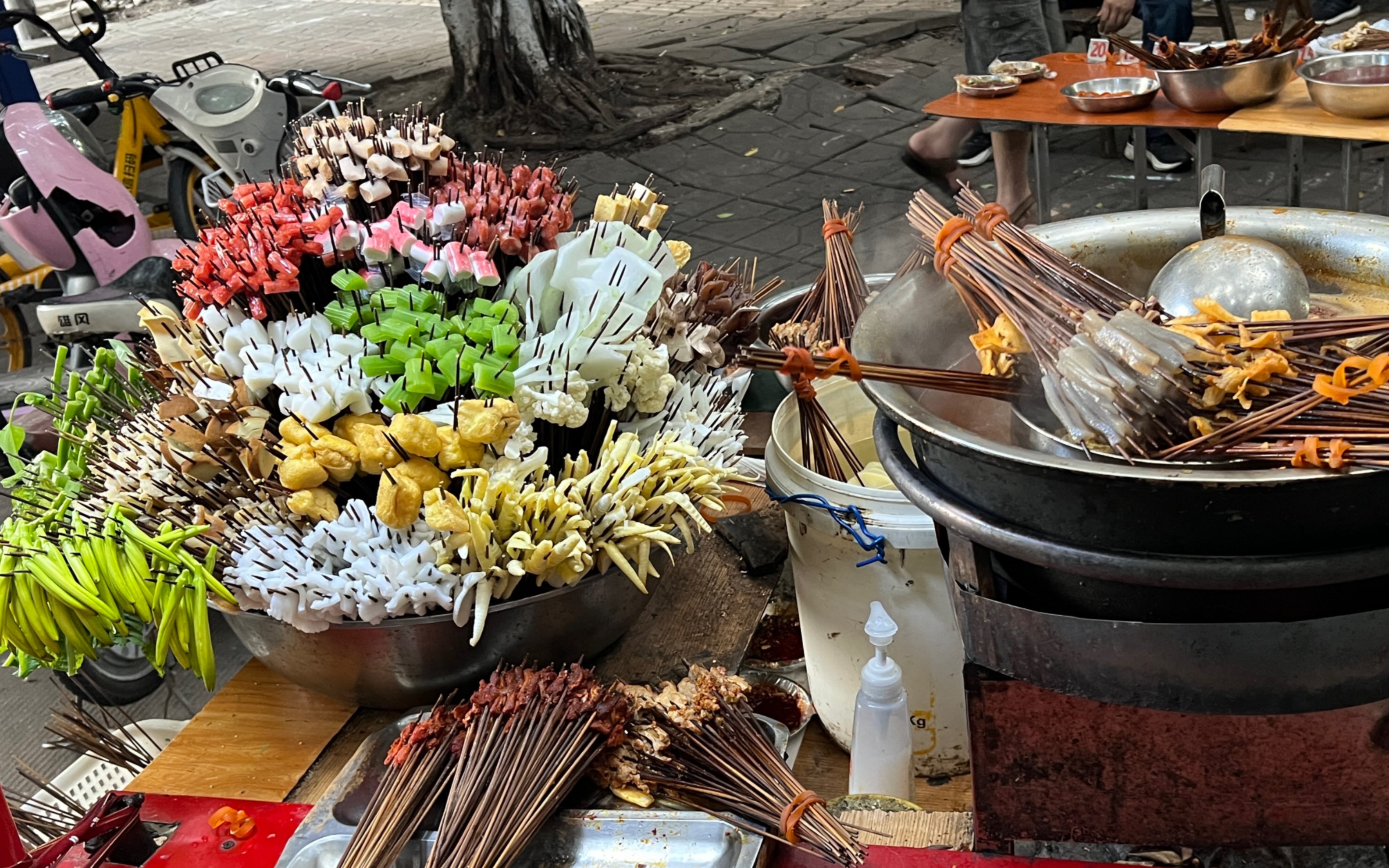 串串香路边摊 摆地摊图片