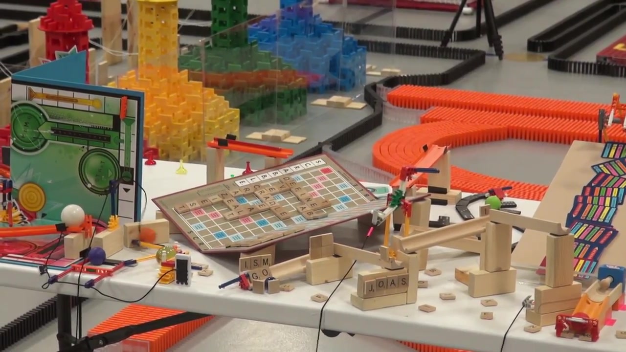 火花娱乐美国著名多米诺骨牌团体hevesh5在youtube上分享的250000块