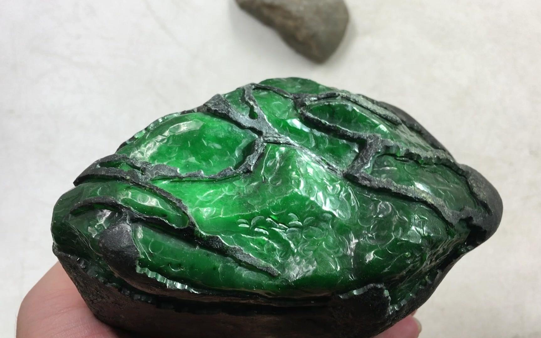 缅甸翡翠原石批发市场再现冰种帝王绿翡翠玉石毛石价值接近1个亿