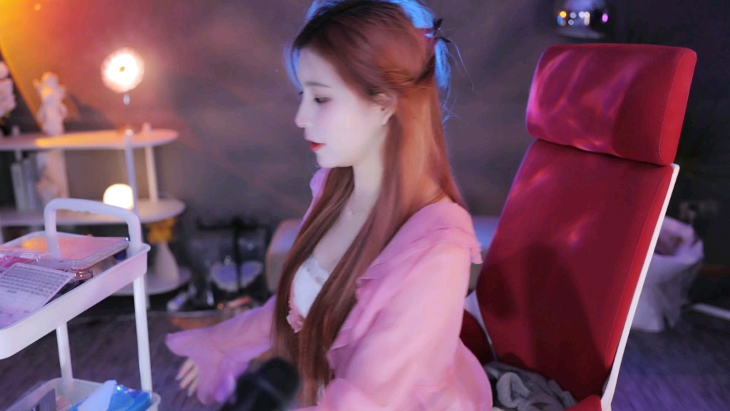 斗鱼主播:小渔火ya2024-03-15房间号:6562251