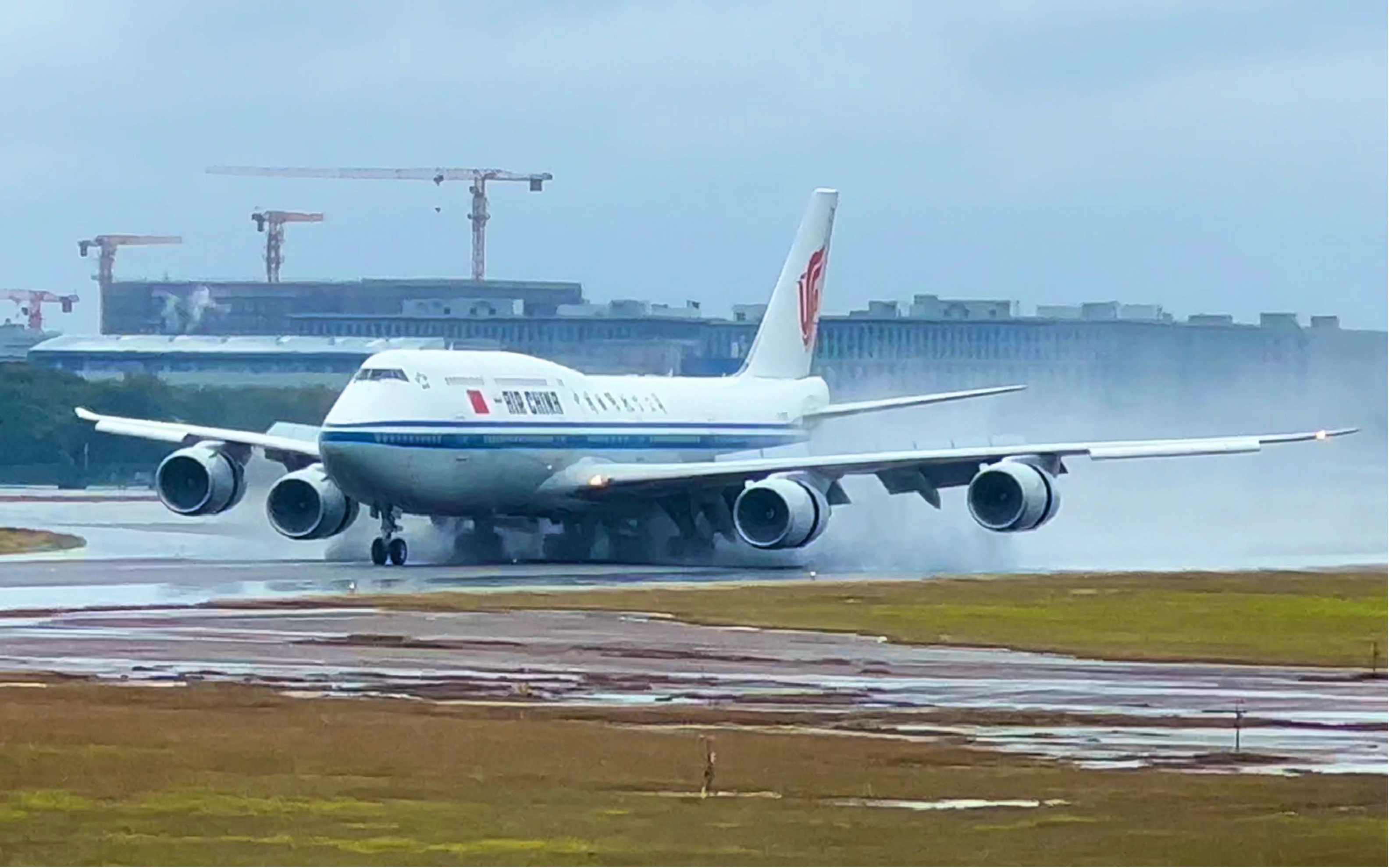 下雨天看国航大白鹅震撼吹水!