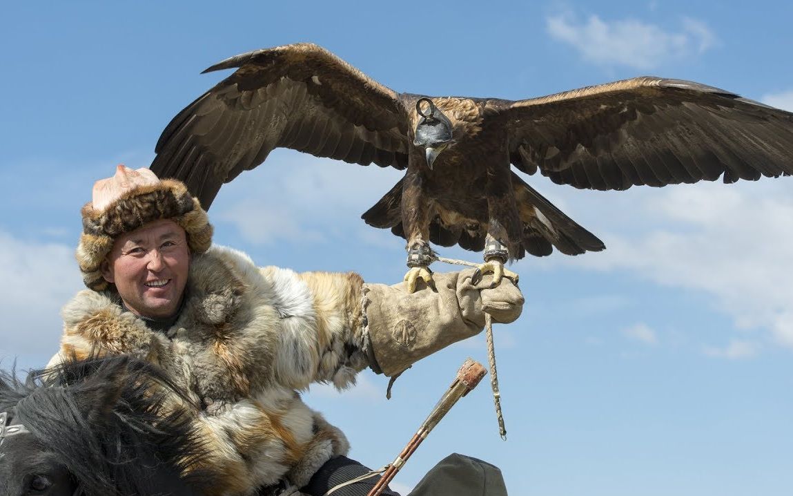 哈萨克猎人的传统,驭鹰狩猎.