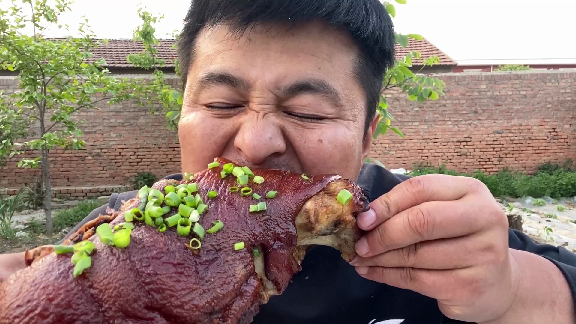45元买了一个3斤的大肘子双手抱着啃大口吃肉大口喝酒滋