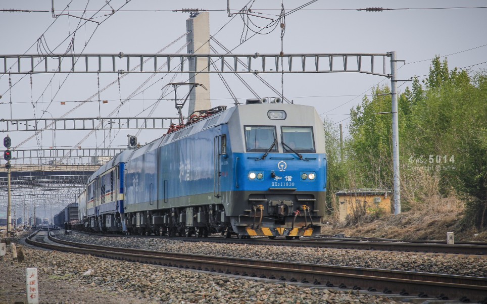呼局包段hxd1回送两台集通大段df8b通过石景山南站