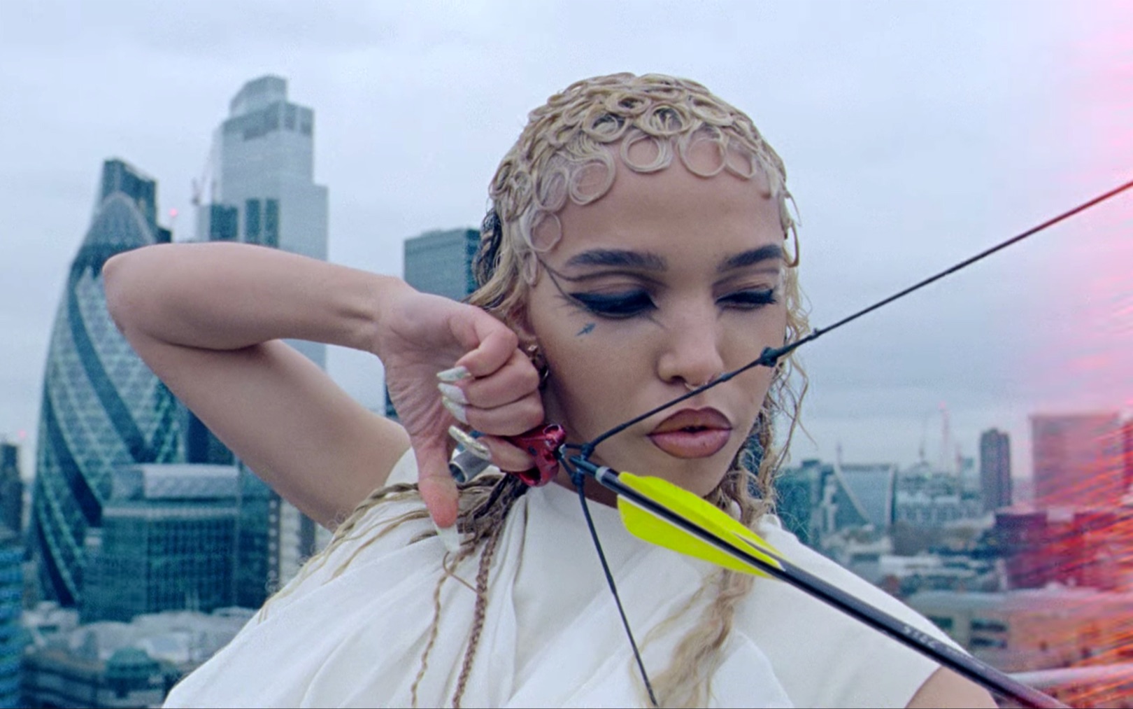 英伦创作才女小枝fka twigs超新单 meta angel首播98