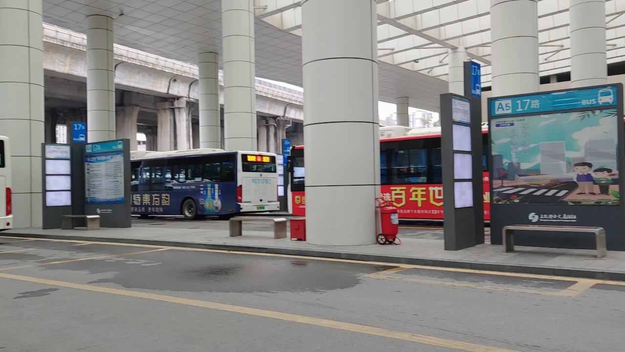上饶高铁站的公共汽车广场