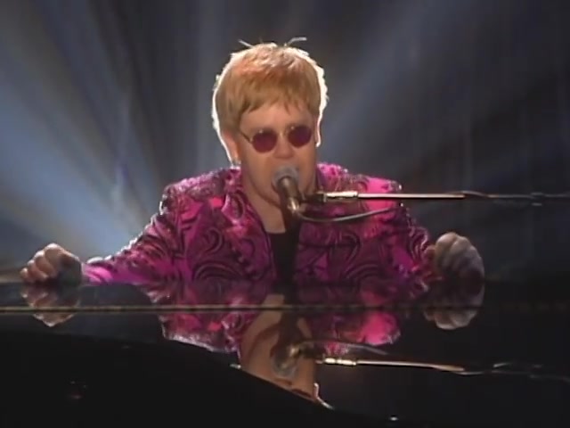 [图]【摇滚经典】Elton John - Crocodile Rock (Live Madison Square Garden, NYC 2000)