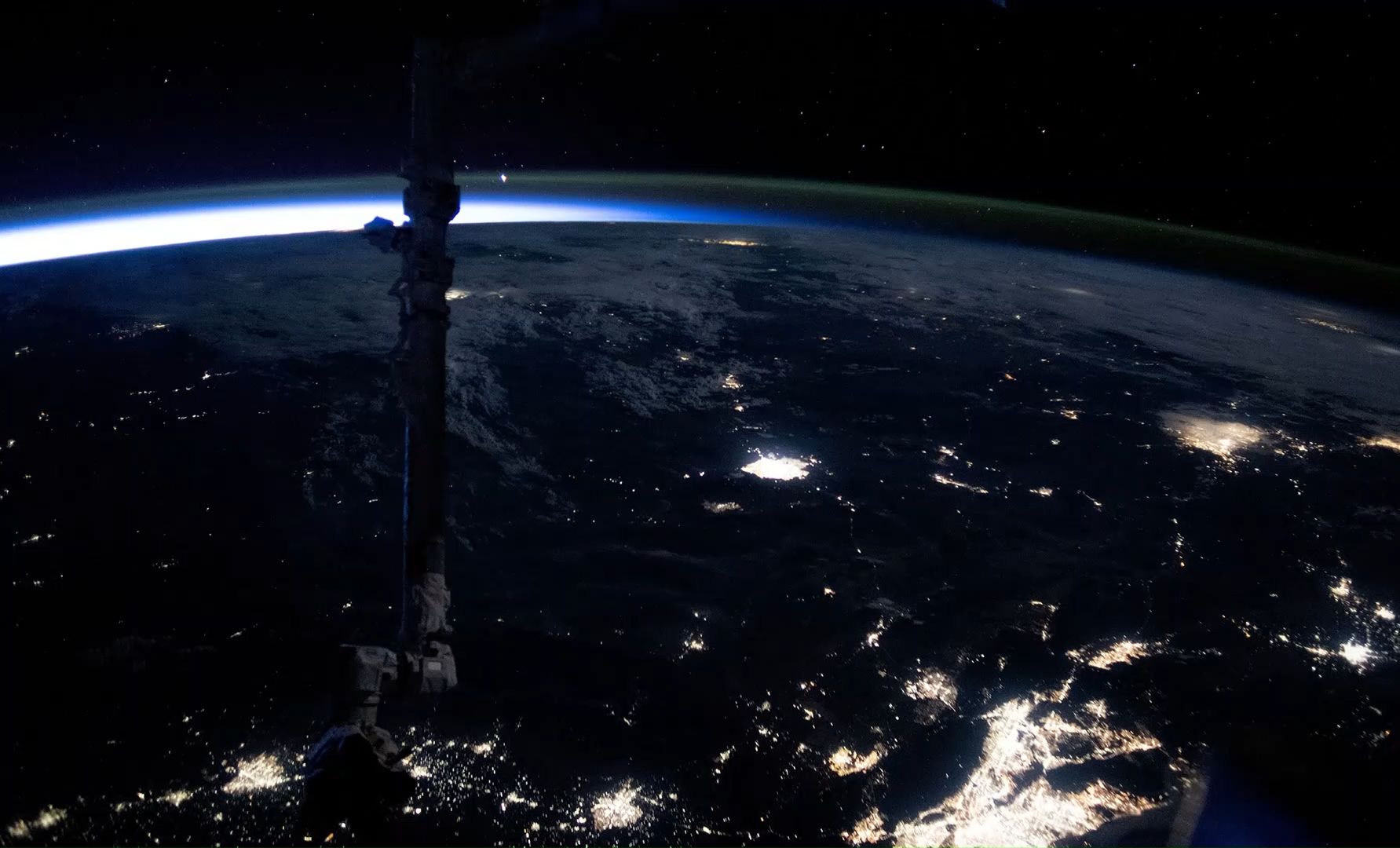 太空视角:从太平洋到美国西部的夜空灯火与雷电舞动