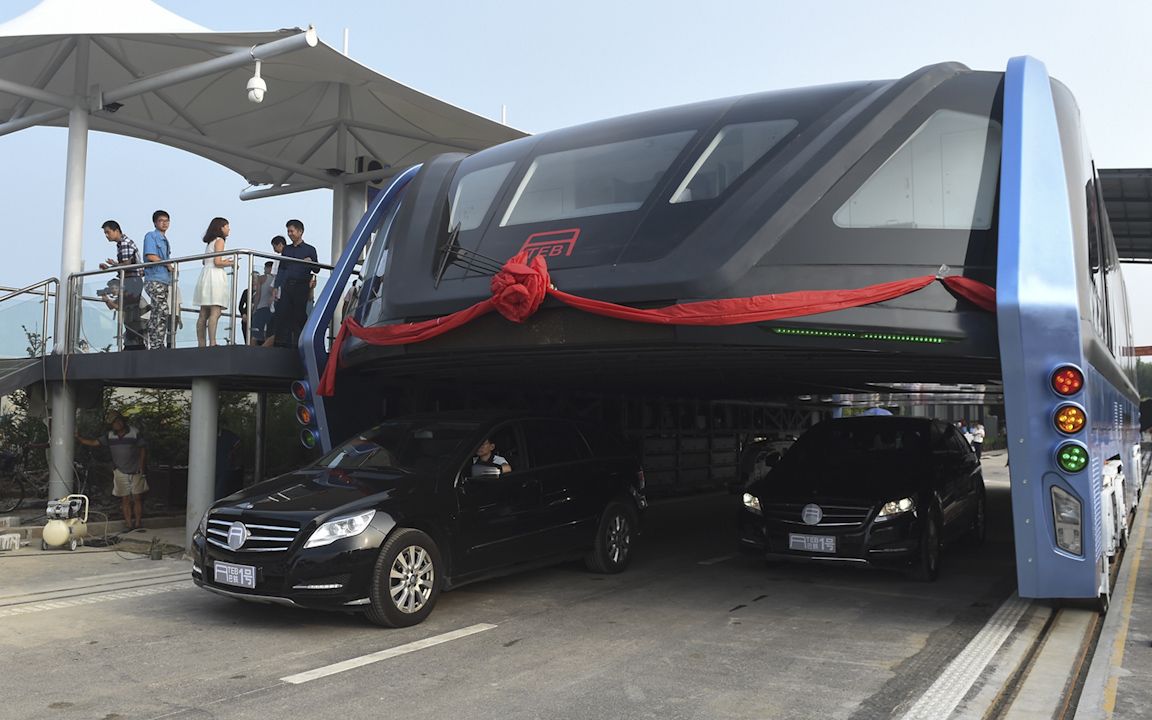 中国出现首款"空中巴士",敢在汽车顶上跑,再也不怕堵车了